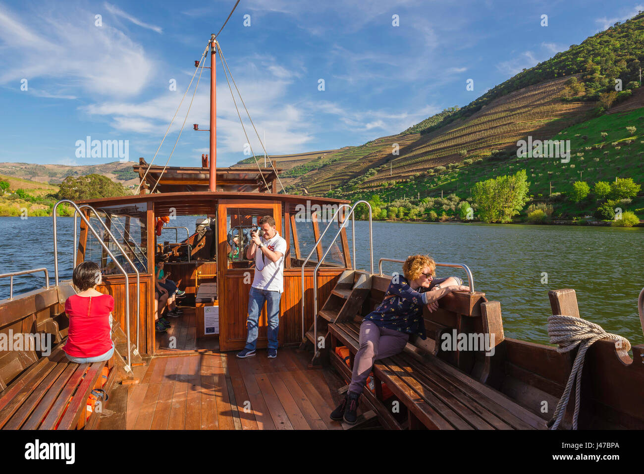 Douro-Tal, Touristen in einer traditionellen Rabelo-Bootstour der Portwein-Region Douro Tal in Portugal. Stockfoto