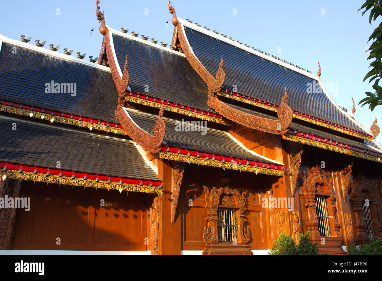 Seitenansicht des herrlichen Lanna-Stil Teakholz Viharn (Predigt Hall) in die buddhistische Tempelanlage Wat Ban Höhle, Mae Taeng, Chiang Mai, Thailand Stockfoto