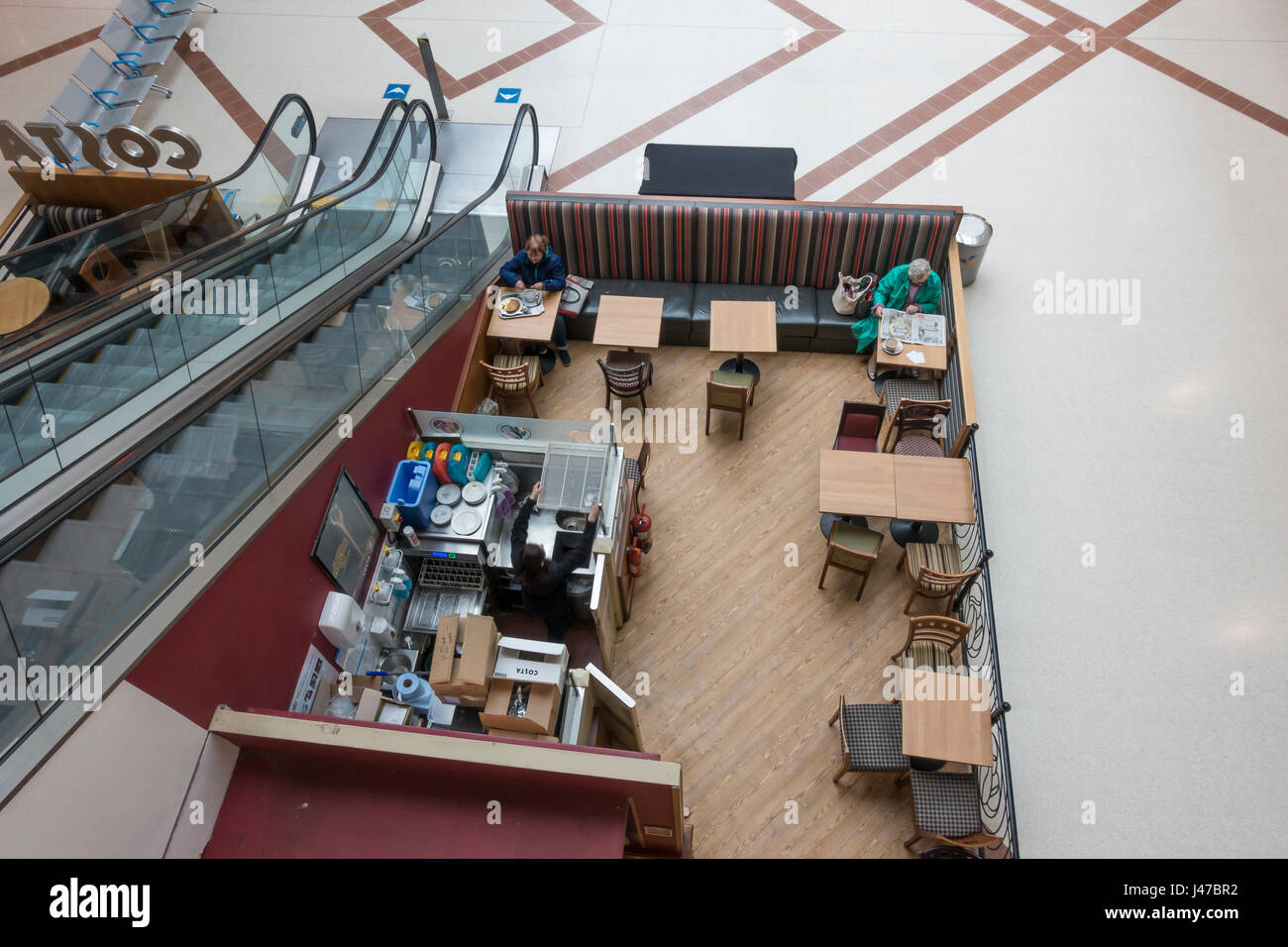 Nach unten gerichtete Blick auf Café-Bereich Stockfoto