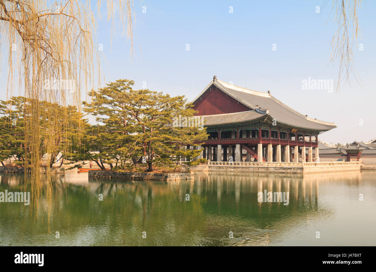 Gyeonghoeru-Pavilion im Gyeongbokgung-Palast in Seoul, Südkorea Stockfoto