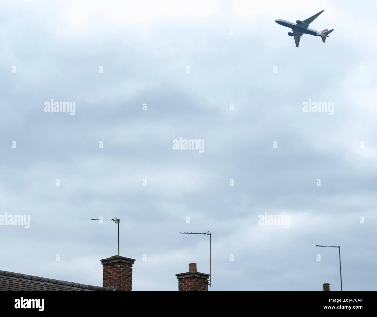 Niedrig fliegende Flugzeuge in der Nähe von Flughafen London Heathrow Stockfoto