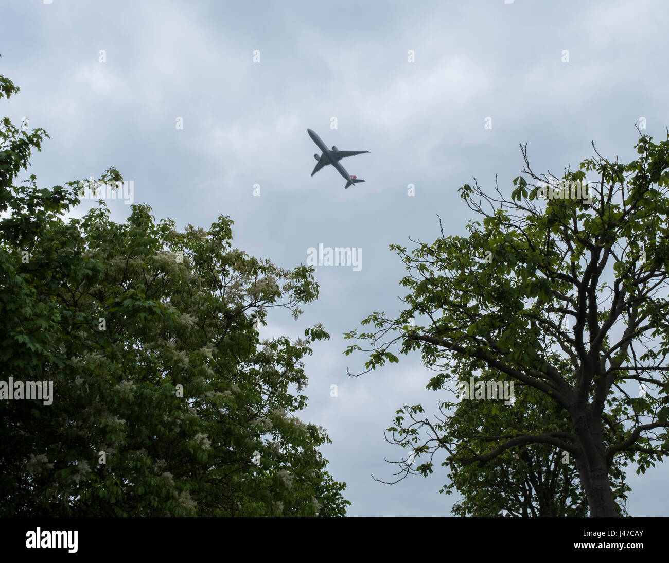 Niedrig fliegende Flugzeuge in der Nähe von Flughafen London Heathrow Stockfoto