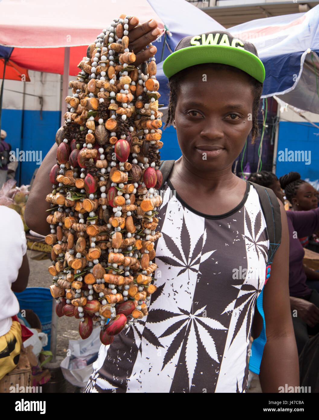 Eine Frau verkauft Halsketten gemacht von Gewürzen wie Muskat und Kurkuma auf dem Markt in St. George's, Hauptstadt von Grenada, West Indies, Karibik Stockfoto