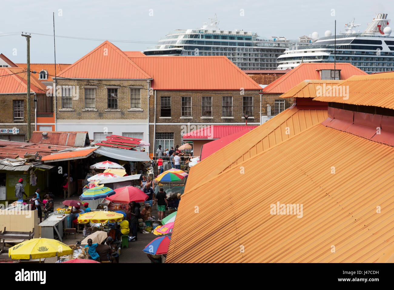 Der Samstagsmarkt in St. George's, der Hauptstadt von Grenada und große Kreuzfahrtschiffe im Hafen angedockt. Grenada, West Indies, Karibik Stockfoto