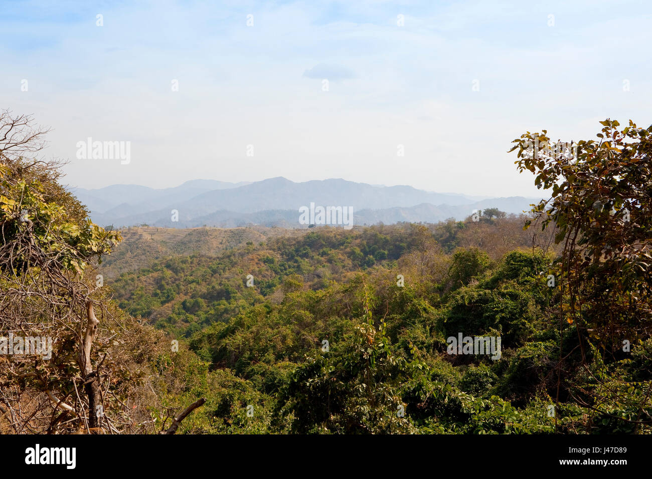 ein Blick auf die Berglandschaft der Morni Hügel Natur zu reservieren, in der Nähe von Chandigarh in Punjab, Indien mit Akazien Wald und sandigen Hügeln unter einem bewölkten blau Stockfoto
