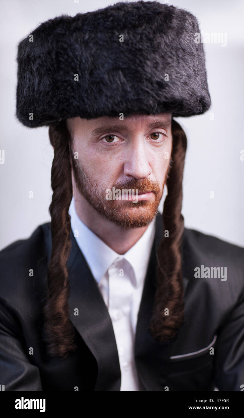 Hübscher orthodoxen jüdischen Mann Chassidim Rabbi mit roten Bart im großen Pelz Hut und Seite sperren in einem schwarzen Anzug Stockfoto