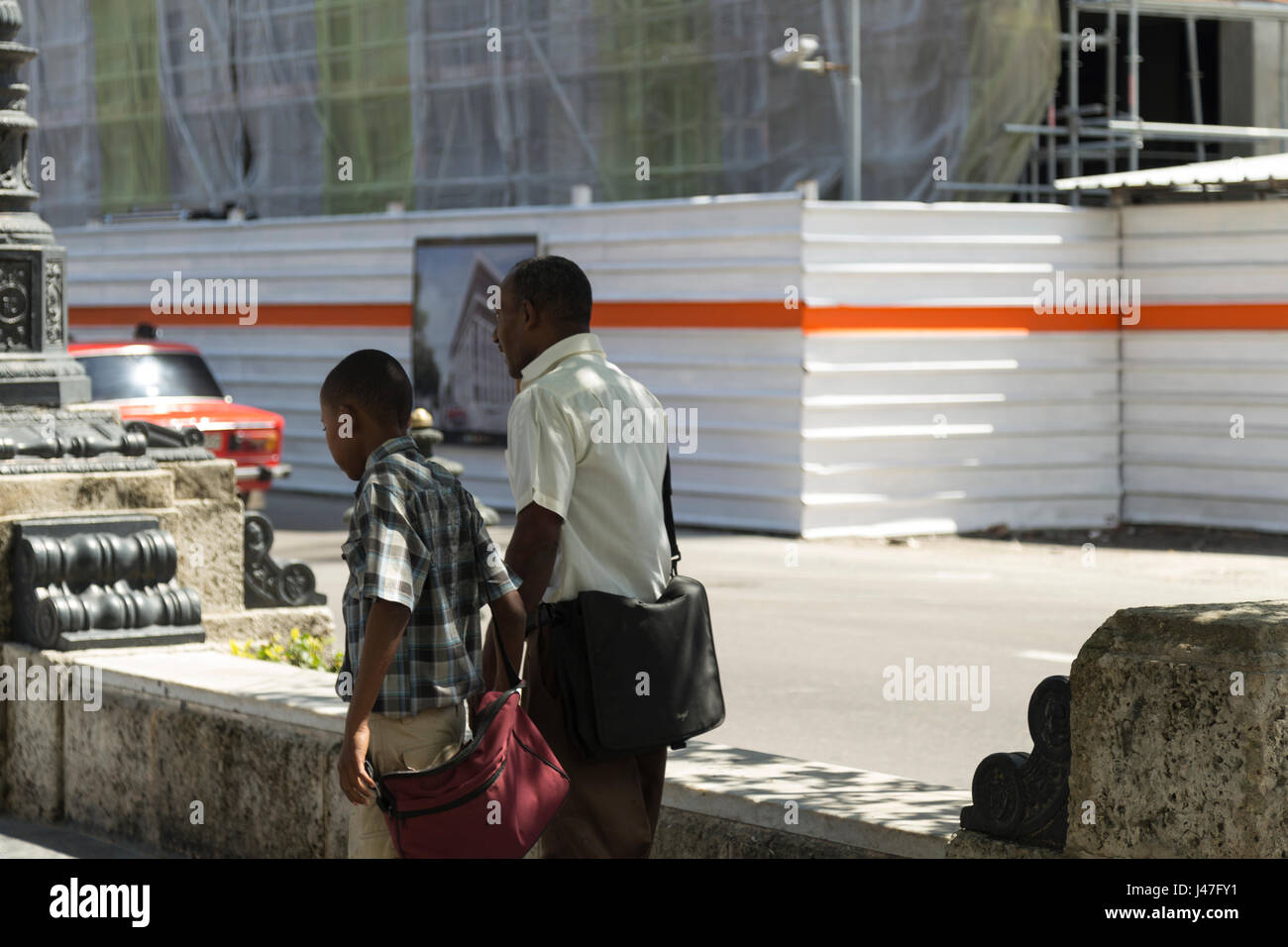 Vater und Sohn Neubauten auf dem Hintergrund, Havanna, Kuba Stockfoto