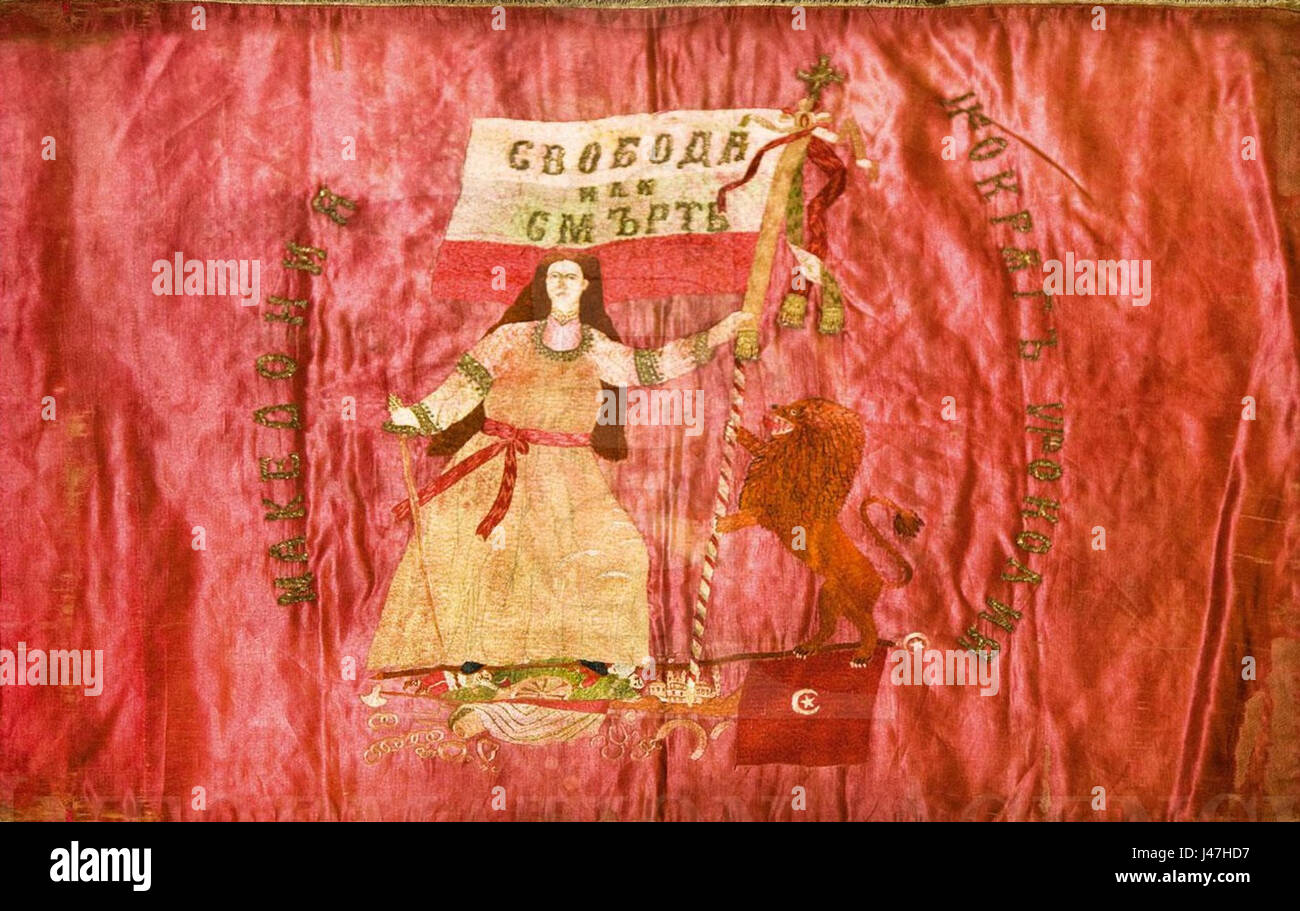 Die Ohrid-Ilinden-Aufstandsflagge erinnert an den Ilinden-Aufstand 1903 in der Republik Nordmazedonien. Die Flagge repräsentiert den Kampf um die Unabhängigkeit und den Kampf gegen die osmanische Herrschaft im frühen 20. Jahrhundert. Stockfoto