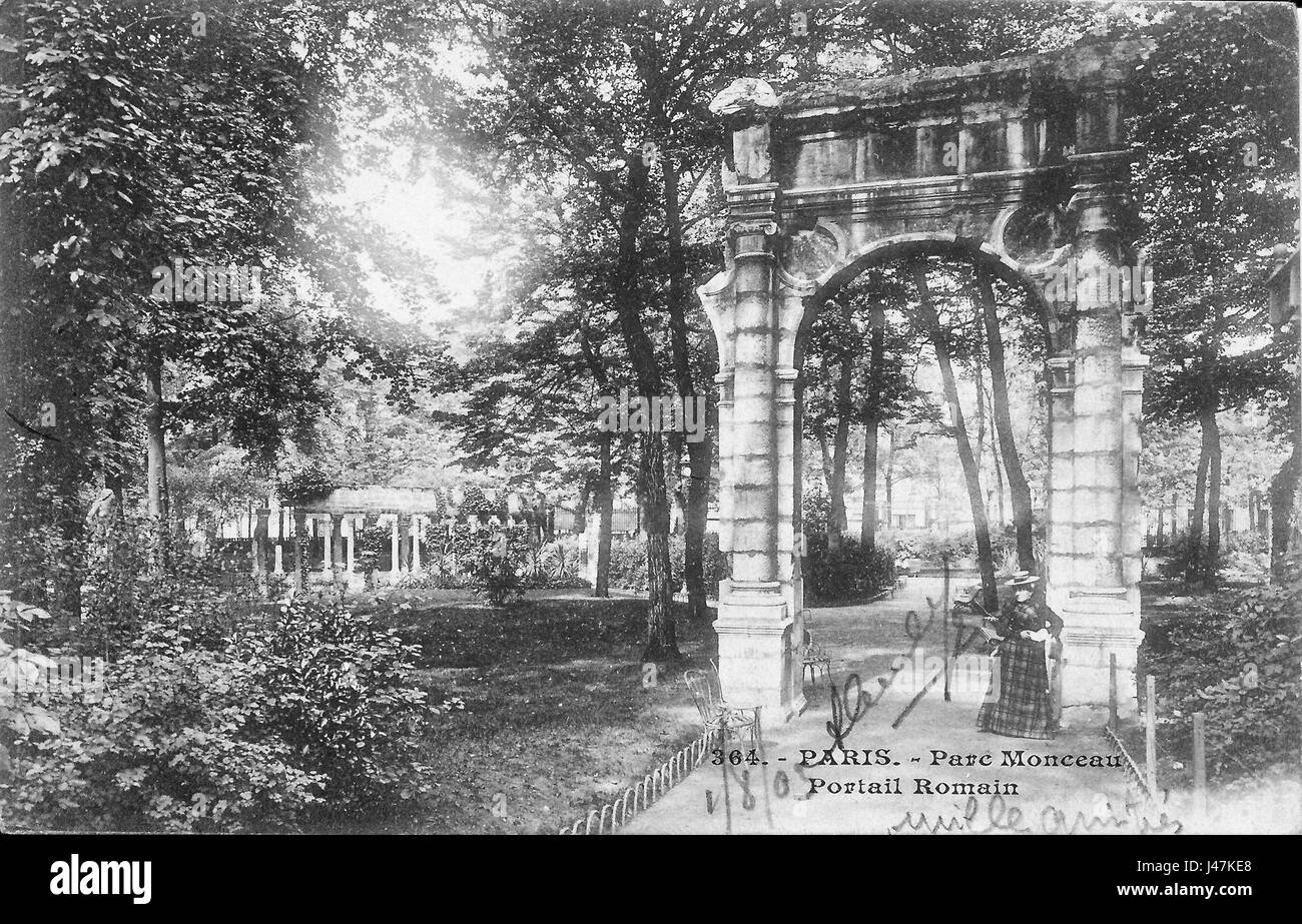 Dieses Bild zeigt das Portail Romain, das Eingangstor im römischen Stil, das sich im Parc Monceau in Paris, Frankreich, befindet. Der Park ist bekannt für sein Design aus dem 18. Jahrhundert und seine historische Bedeutung. Stockfoto