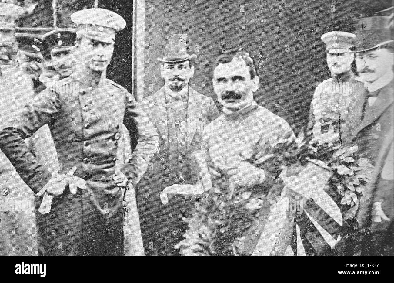 Dieses Porträt von Paul Guignard aus dem Jahr 1909 fängt das Motiv in einem reichhaltigen, ausdrucksstarken Stil ein und verbindet detaillierten Realismus mit lebendigen Farben, um ein Gefühl von Charakter und Präsenz zu wecken. Stockfoto