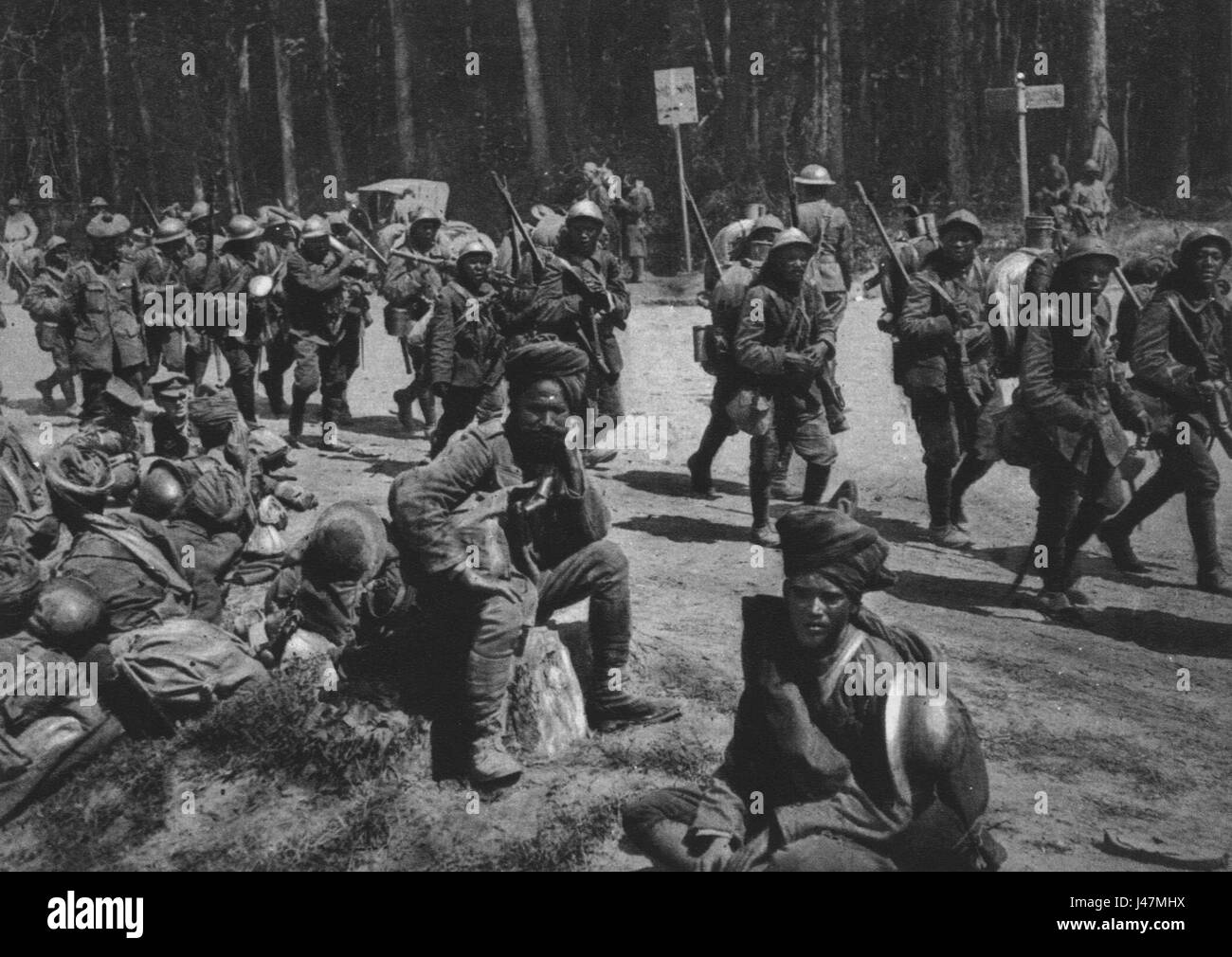 *Nach dem Angriff der Enente Heere* ist ein deutscher Satz, der nach dem Angriff der alliierten Armeen bedeutet. Dies bezieht sich wahrscheinlich auf eine Analyse militärischer Strategien und Konsequenzen nach einem Angriff der Entente-Mächte im Ersten Weltkrieg Stockfoto