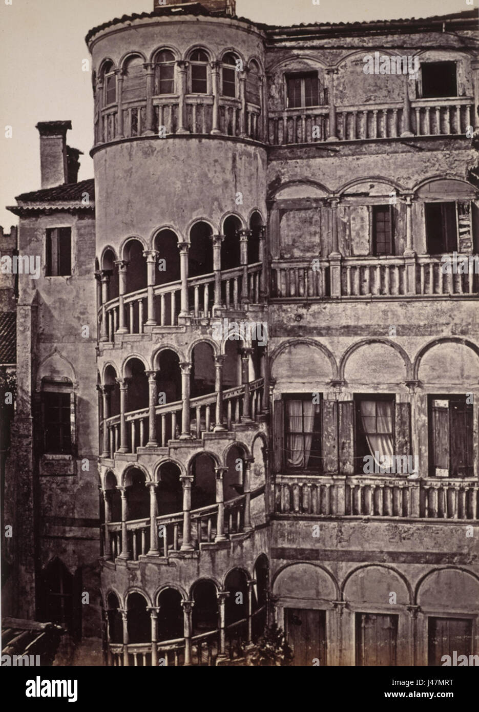 Der Palazzo Contarini della Scala, auch bekannt als Dal Bovolo, ist ein historischer venezianischer Palast, der für seine charakteristische Wendeltreppe bekannt ist, ein schönes Beispiel für die Renaissance-Architektur in Venedig. Stockfoto