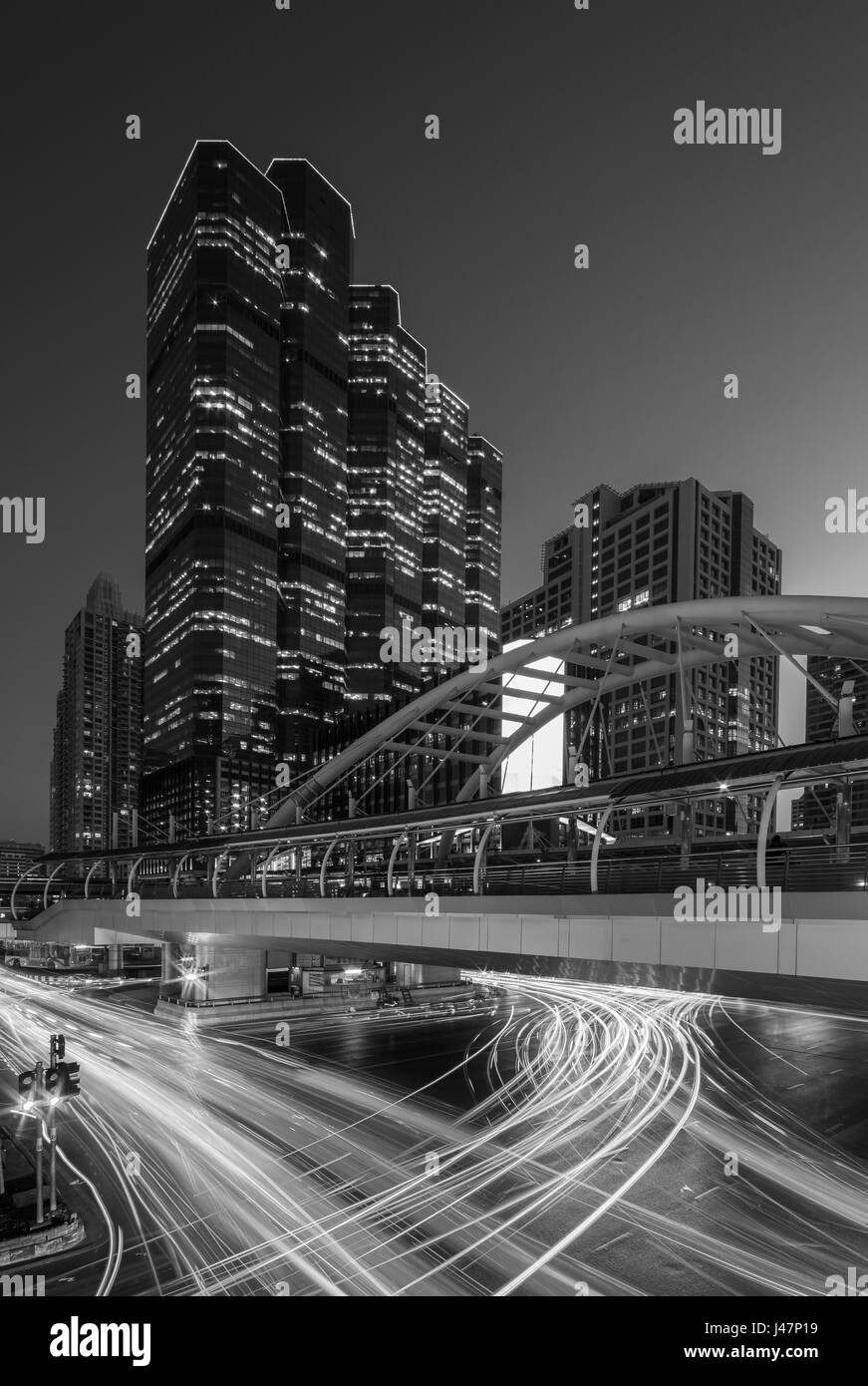 Öffentliche Sky-Walk bei Sky Train station "Chong Nonsi" in Bangkok Innenstadt Square bei Nacht, Bangkok, Thailand. Stockfoto