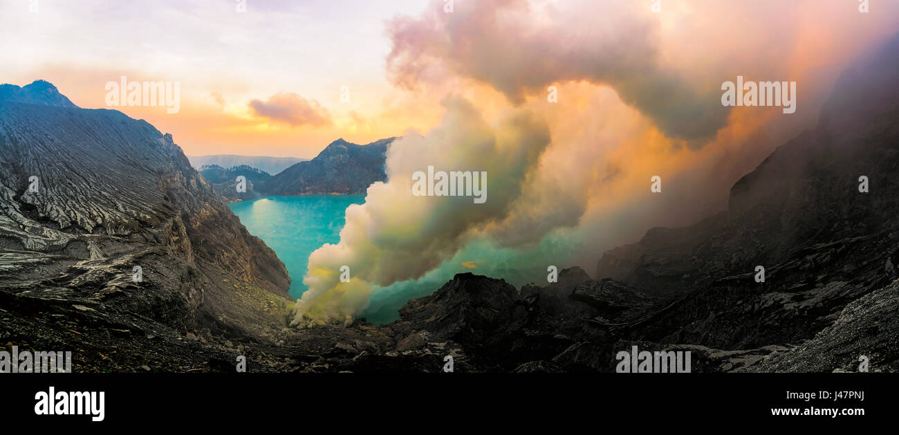 Schwefel-Dämpfe aus dem Krater des Kawah Ijen Vulkan in Indonesien. Kawah Ijen Vulkan. Vulkans Ijen Komplex ist eine Gruppe von Stratovulkane in der Yū Stockfoto