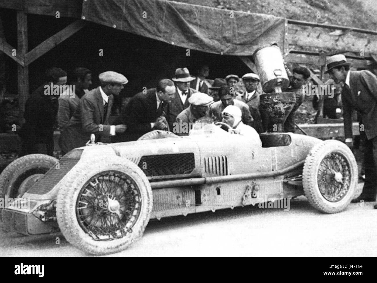 Der Mugello Materassi Talbot aus dem Jahr 1928 bezieht sich auf ein historisches italienisches Automobilrennen, bei dem die Leistung der Talbot-Fahrzeuge in der Region Mugello, Italien, gezeigt wird. Sie steht in Verbindung mit der Motorsportgeschichte des frühen 20. Jahrhunderts. Stockfoto