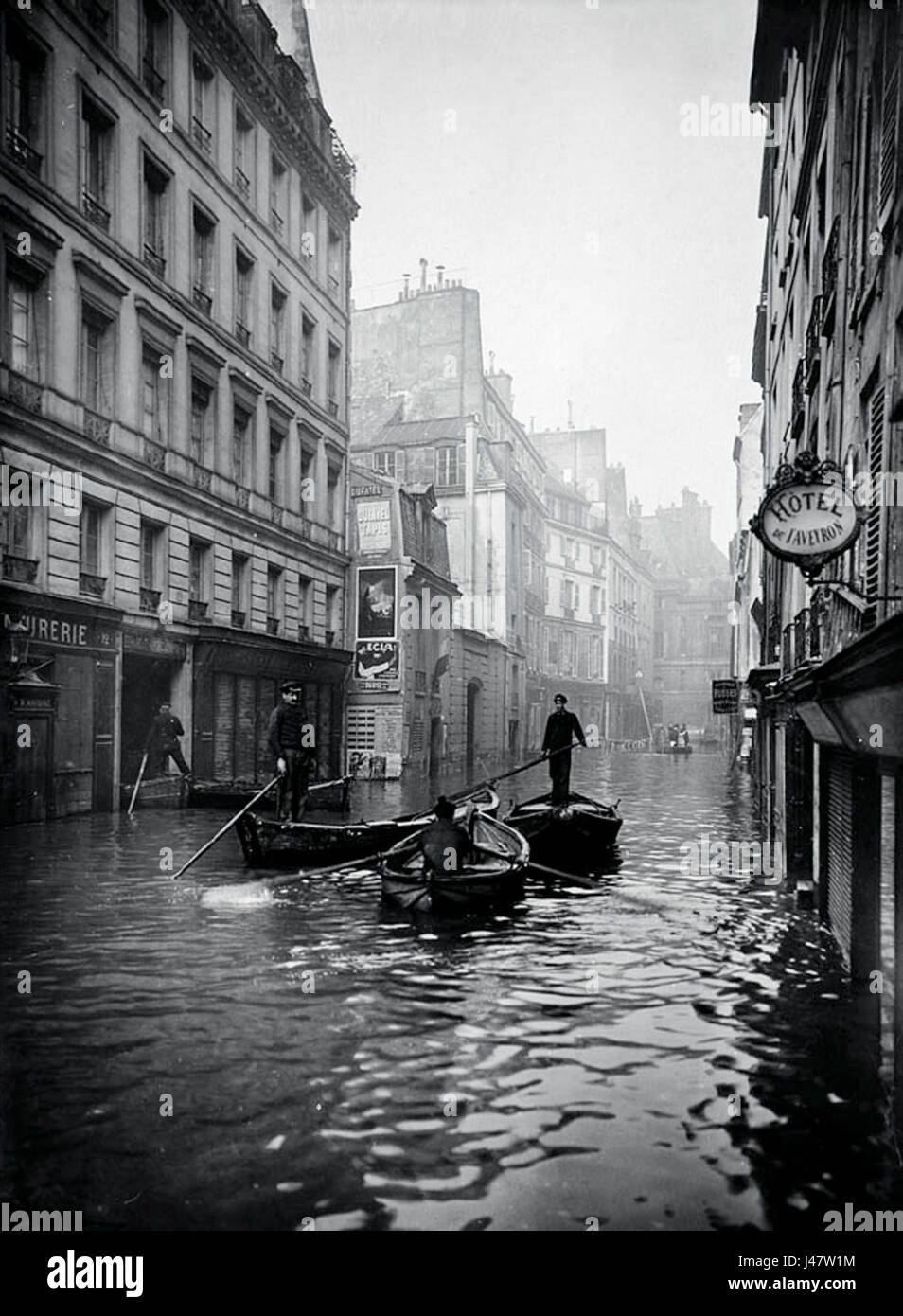 Dieses Kunstwerk von Paul Joseph Albert Chevojon zeigt die Überschwemmung von 1910 in Paris und erfasst die dramatischen Szenen des steigenden Wasserspiegels und die Auswirkungen auf die Straßen der Stadt während dieses historischen Ereignisses. Stockfoto