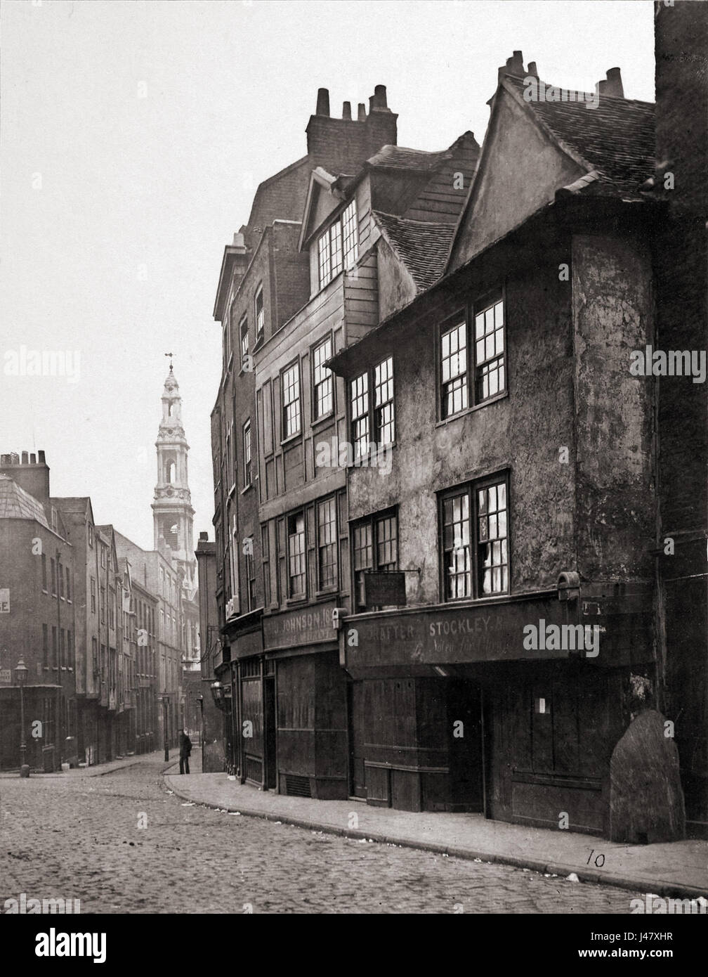 Die alten Häuser in Drury Lane, London, repräsentieren die reiche historische Architektur und das kulturelle Erbe der Gegend. Bekannt für seine Theater und literarischen Verbindungen, ist Drury Lane seit Jahrhunderten ein Zentrum des Londoner Lebens. Stockfoto