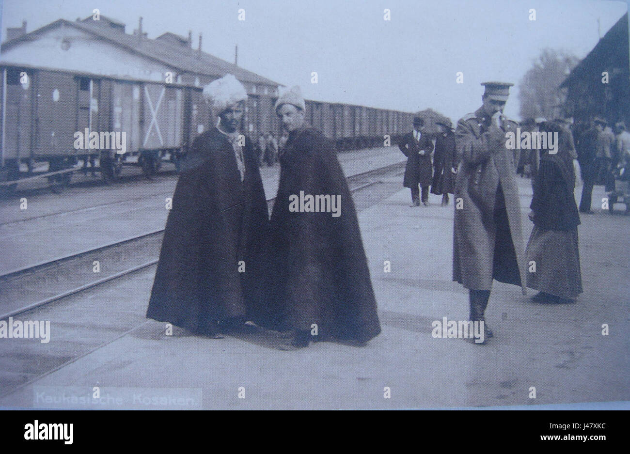 Diese Fotografie aus dem Jahr 1920 zeigt den Bahnhof Odessa während einer Zeit politischer und militärischer Spannungen in der Ukraine. Es zeigt einen Weißen Offizier und Kosaken, die den komplexen historischen Kontext der Region betonen. Stockfoto