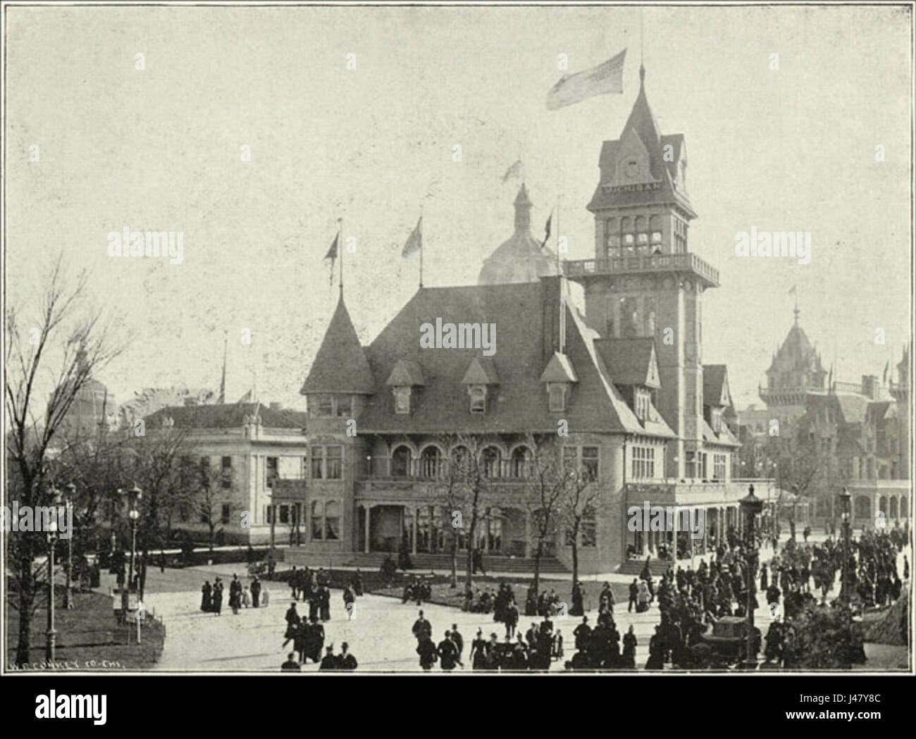 Das Michigan State Building ist ein bedeutendes architektonisches Bauwerk in Michigan, das als wichtiges Wahrzeichen dient. Das Gebäude spielt eine entscheidende Rolle in staatlichen Angelegenheiten und Regierungsaktivitäten. Es ist bekannt für sein unverwechselbares Design, seine historische Bedeutung und seine fortwährende Funktion als Drehscheibe für politische und administrative Aktivitäten in Michigan. Stockfoto