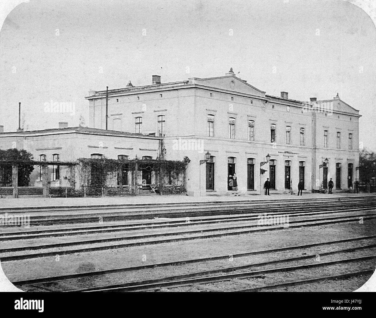 Der Alte Bahnhof Oppeln in Oppeln (heute Oppeln, Polen) wurde 1885 erbaut. Das Gebäude repräsentiert den architektonischen Stil des späten 19. Jahrhunderts und war in dieser Zeit ein wichtiger Verkehrsknotenpunkt für die Region. Stockfoto