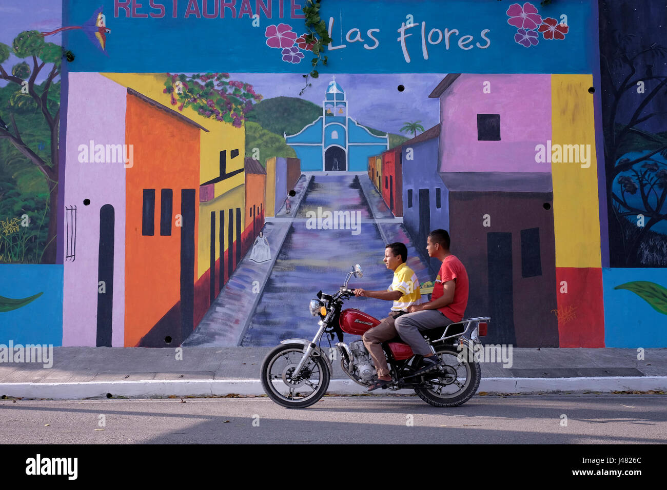 Männer, die Fahrt entlang der Küste der Stadt von San Andres, befindet sich auf der nordwestlichen Küste von See Peten Itza in der Region des Petén-Beckens im Norden Guatemalas Stockfoto