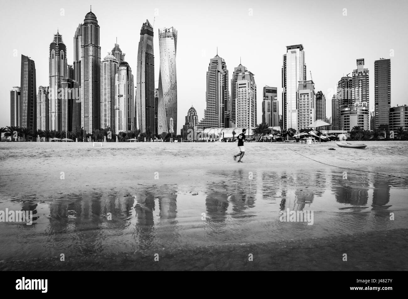 Jogger am Strand von Jurmeirah Stockfoto