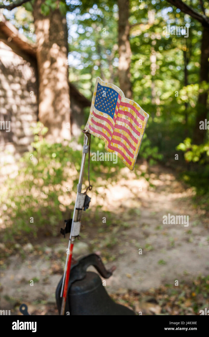 Metall amerikanische Flagge getragen. Stockfoto