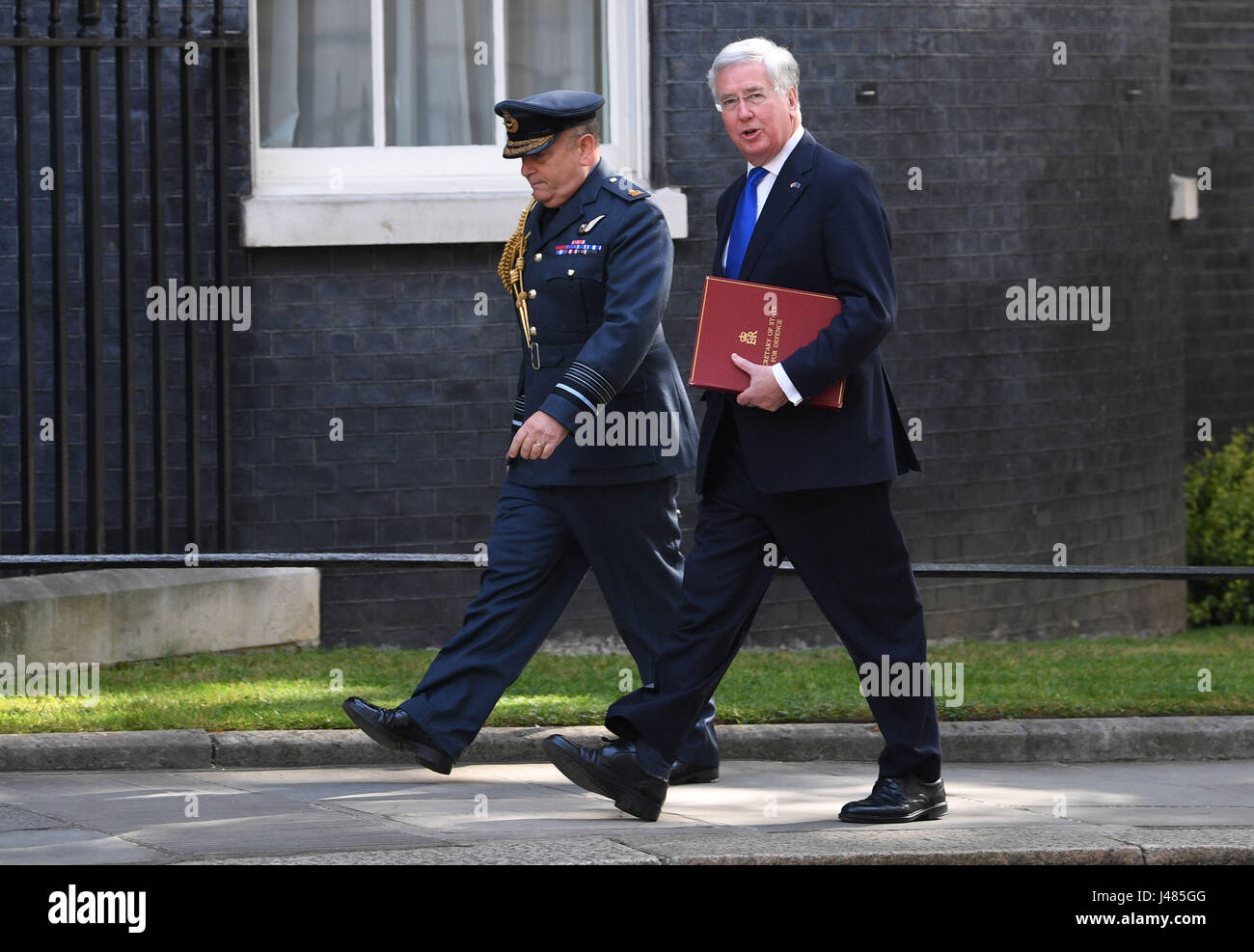 Leiter der Verteidigung Personal Air Chief Marshal Sir Stuart Peach und Verteidigung Sekretär Sir Michael Fallon Ankunft in 10 Downing Street, London, als Nato-Generalsekretär Jens Stoltenberg besuchte Vorträge vor einem Gipfeltreffen der Staats-und Regierungschefs der Nato in Brüssel am 25 Mai. Stockfoto