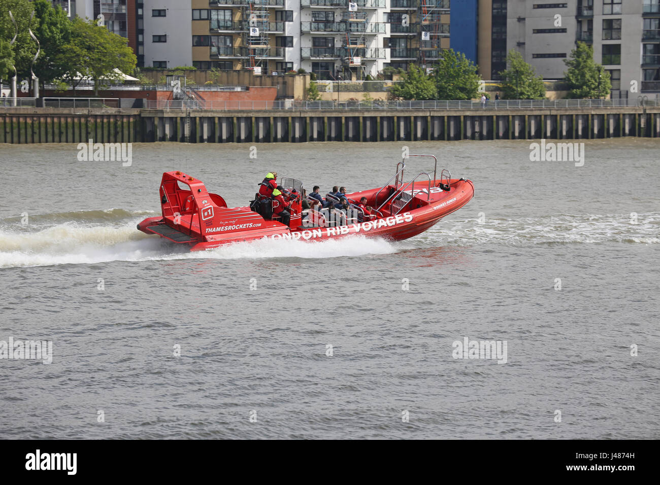 Ein High-Speed-Festrumpfschlauchboot (RIB) nimmt Touristen für eine Fahrt auf der Themse in der Nähe von Wapping in East London, UK. Ausführen von London RIB Voyages Stockfoto
