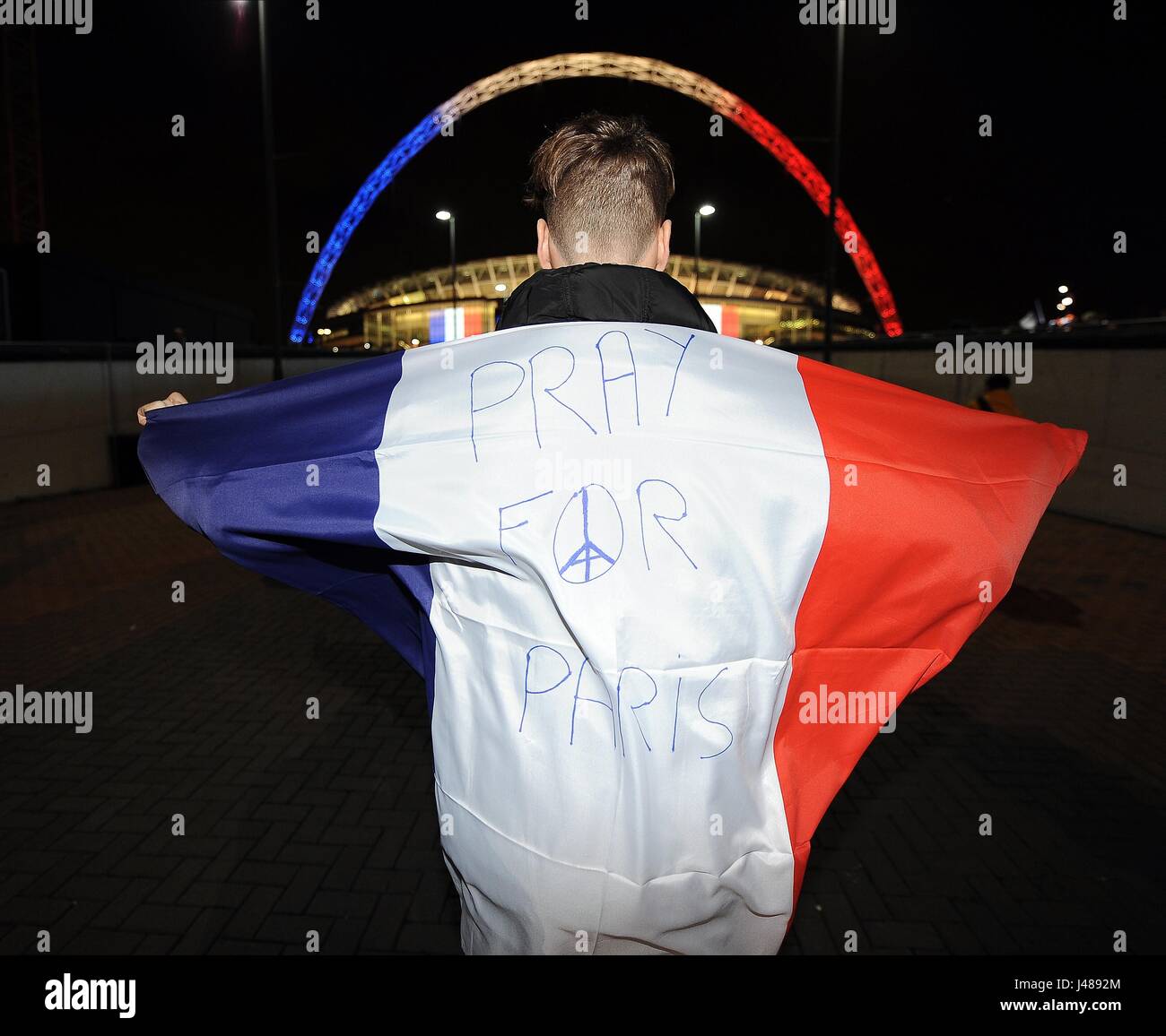 Ein französischer FAN mit einer Nachricht auf ENGLAND V Frankreich WEMBLEY Stadion LONDON ENGLAND 17. November 2015 Stockfoto