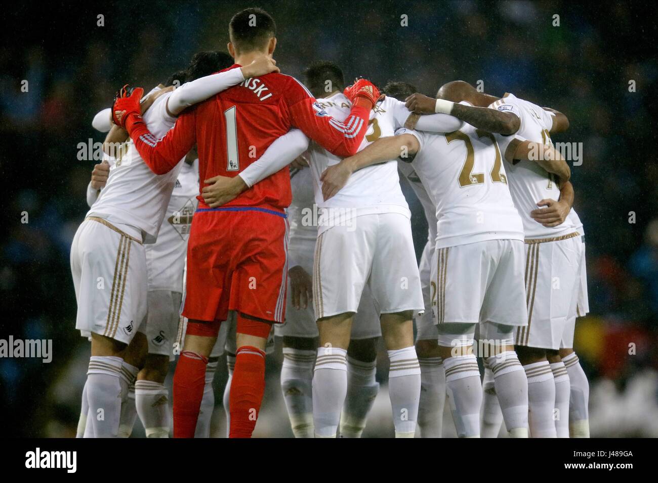 SWANSEA CITY FC HUDDLE MANCHESTER CITY V MANCHESTER CITY FC SWANSEA V SWANSEA CITY ETIHAD STADIUM MANCHESTER ENGLAND 12 Dezember Stockfoto