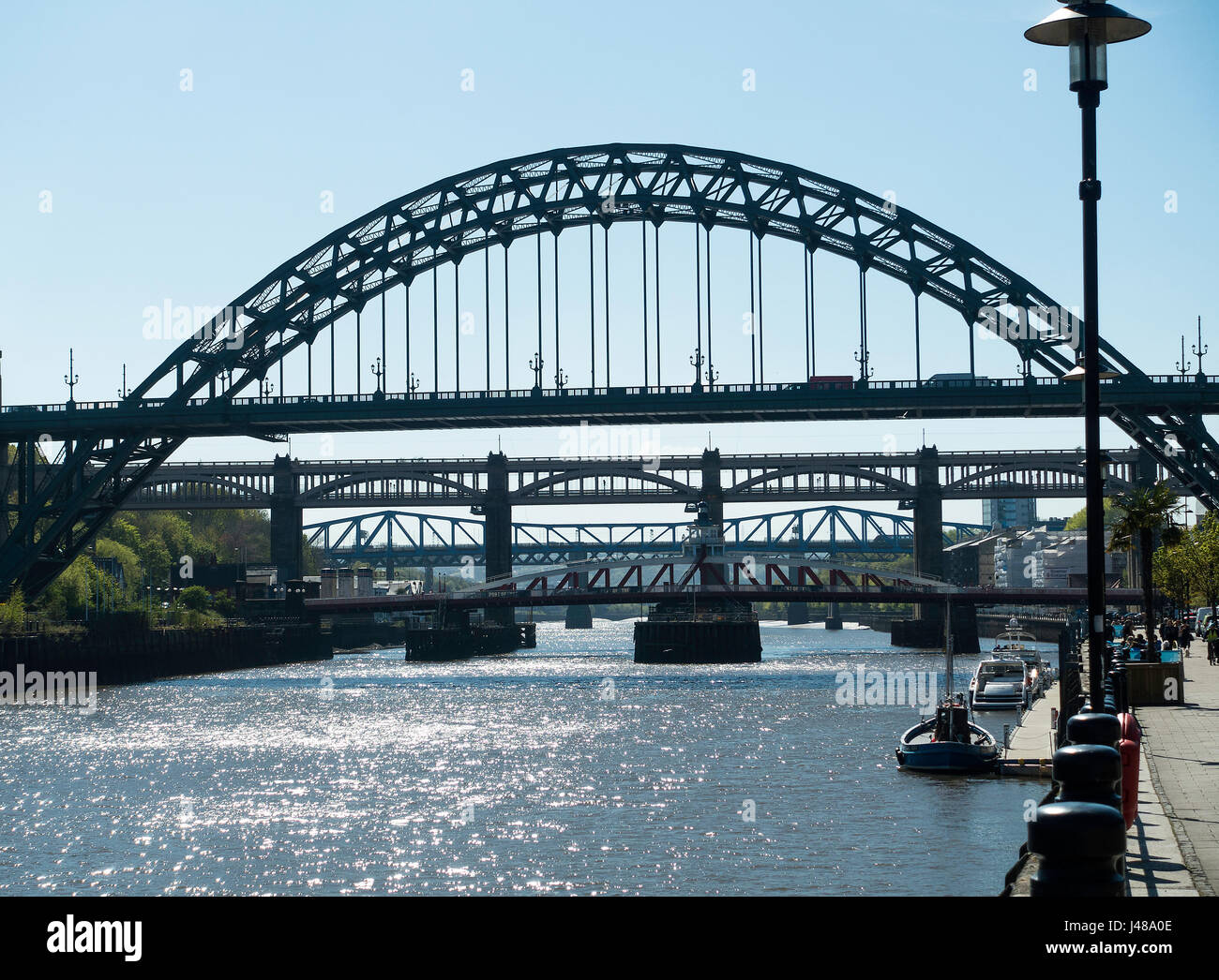 Die Newcastle upon Tyne Quayside mit Tyne, Swing und High Level Railway Bridges über den Fluss Tyne England Vereinigtes Königreich Großbritannien Stockfoto