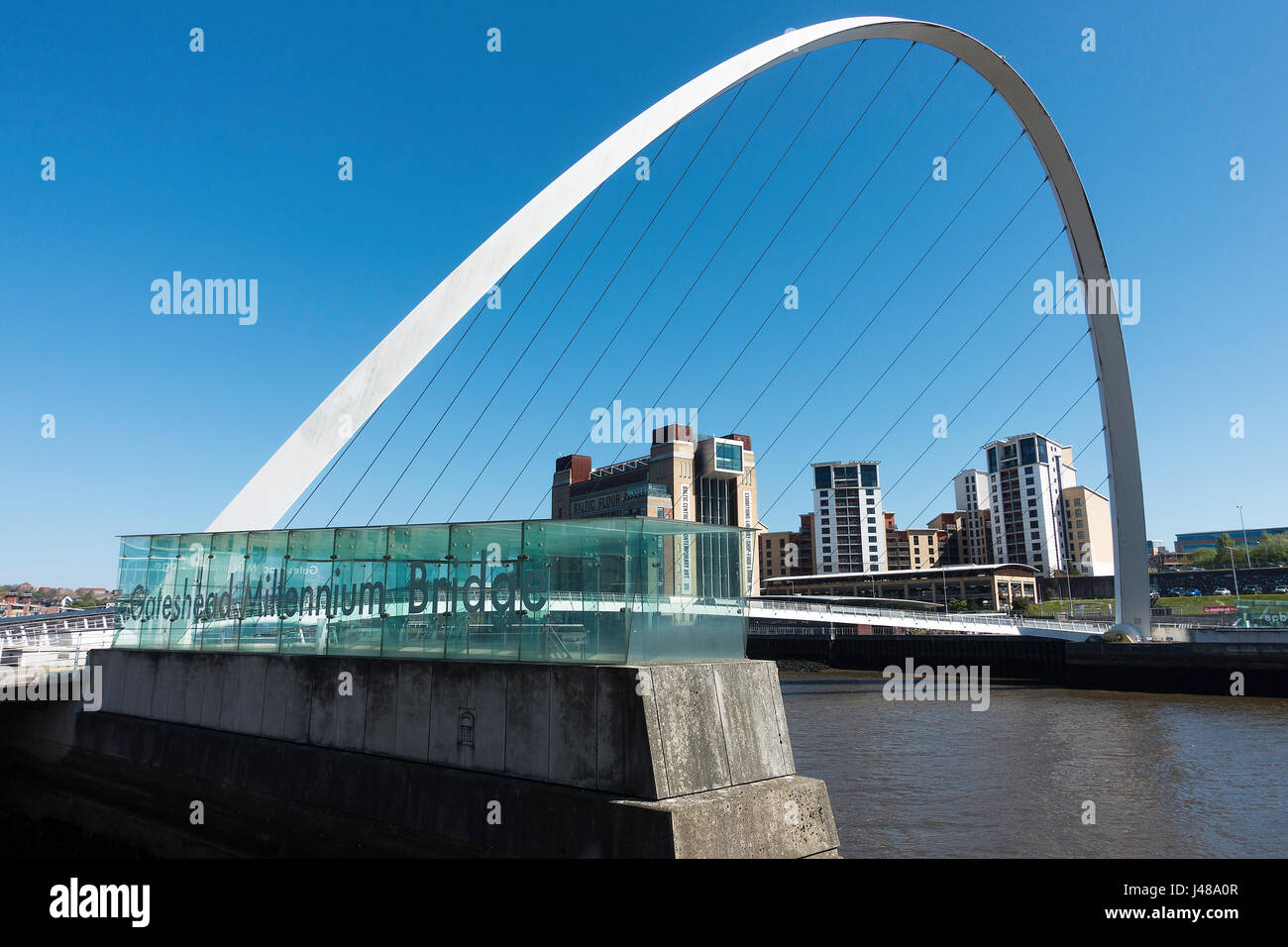 Die berühmten Gateshead Millennium Bridge und Baltic Centre in Newcastle Quayside Fluss Tyne, Tyne and Wear England Vereinigtes Königreich UK Stockfoto
