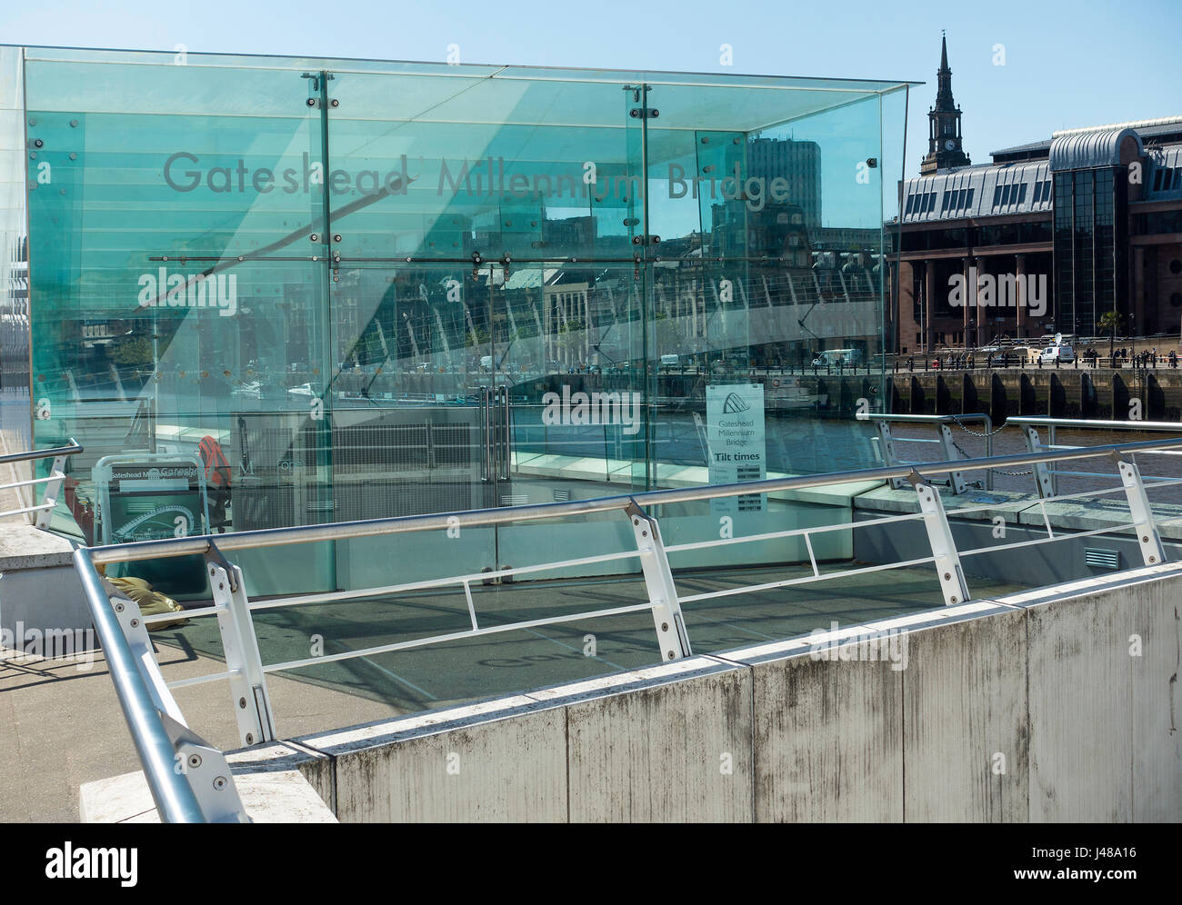 Die Glasversidtung auf dem Zuflug zur Gateshead Millennium Bridge mit Blick auf die Newcastle upon Tyne Law Courts Tyne und Wear England UK Stockfoto