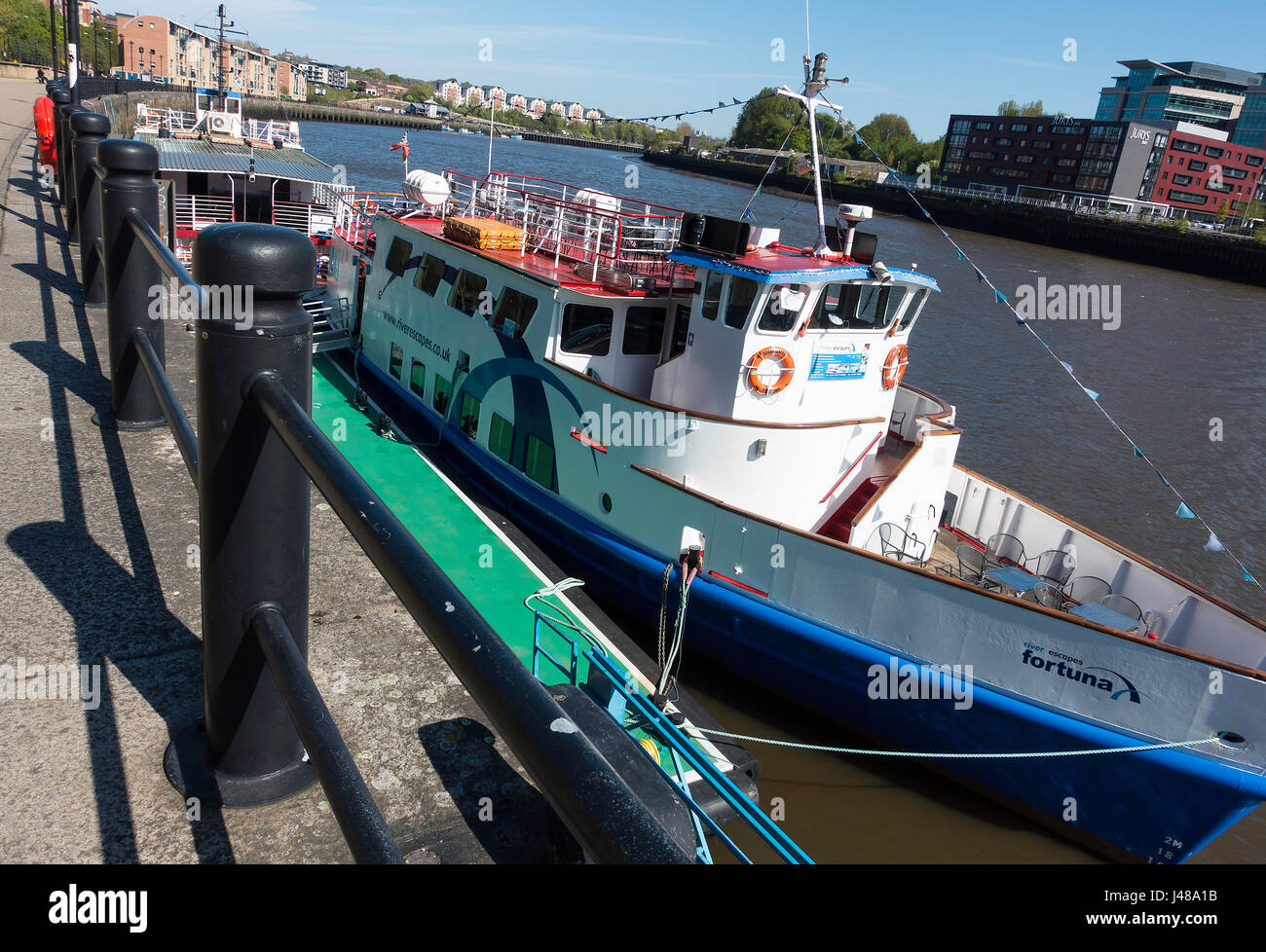 Das Touristenboot Fortuna, das für Flussfahrten mit Flussfahrten auf den Flüssen genutzt wird, liegt in Newcastle upon Tyne Quayside Tyne und trägt England Vereinigtes Königreich Großbritannien Stockfoto