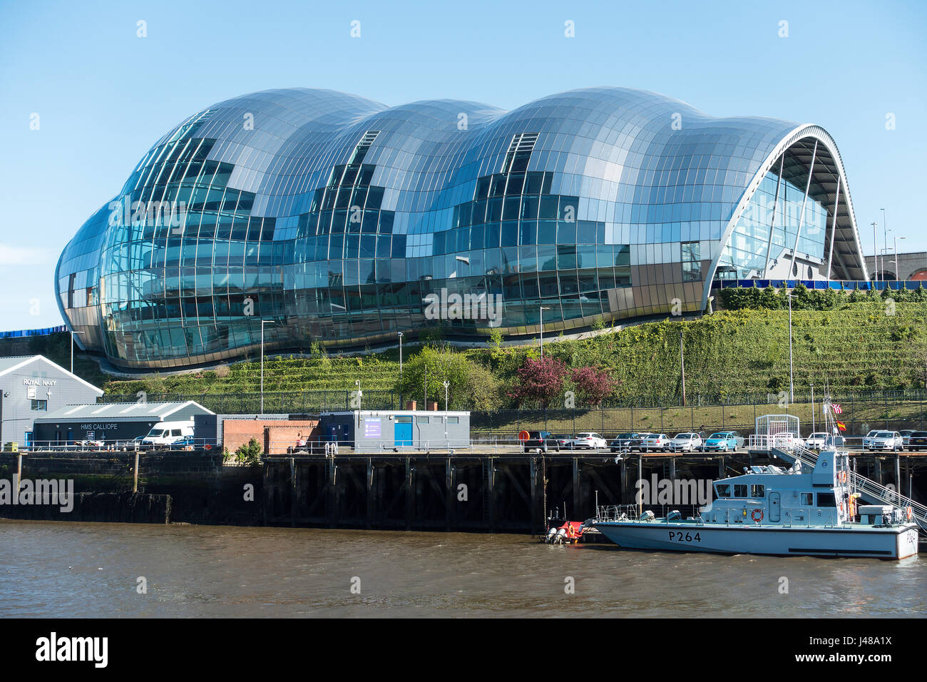 Die moderne Sage darstellende Kunst und Konferenz-Center-Gebäude am Fluss Tyne bei Gateshead, Tyne and Wear England Großbritannien UK Stockfoto