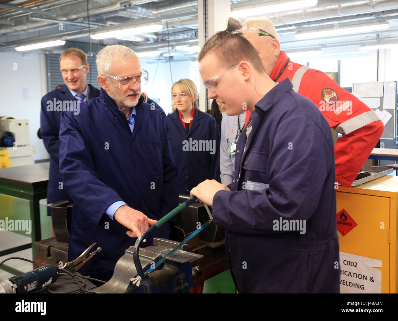 Herstellung und Schweißen Student Ben Cheetham spricht zu Labour-Chef Jeremy Corbyn während eines Besuchs in Leeds City College. Stockfoto