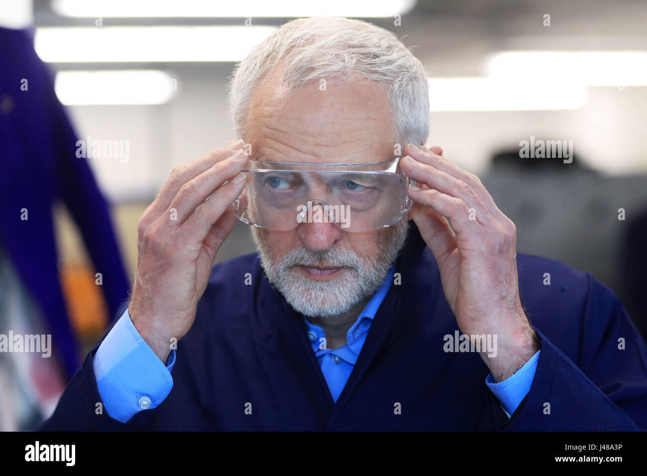 Labour-Chef Jeremy Corbyn setzt auf Schutzbrille während eines Besuchs in Leeds City College. Stockfoto