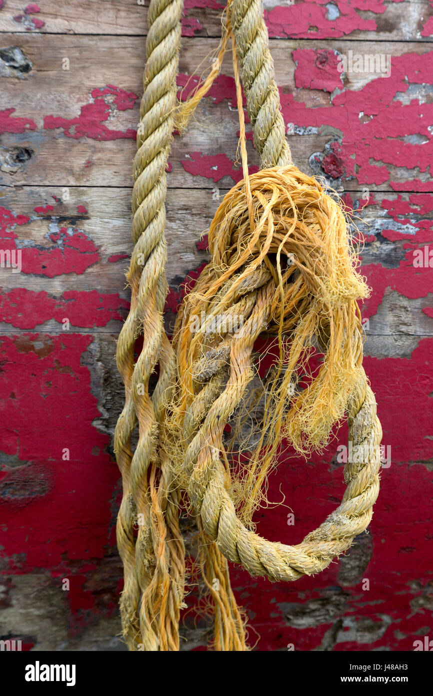 Schwere alte Seil in Segeln und Bootfahren am Bootsrumpf verwendet Stockfoto