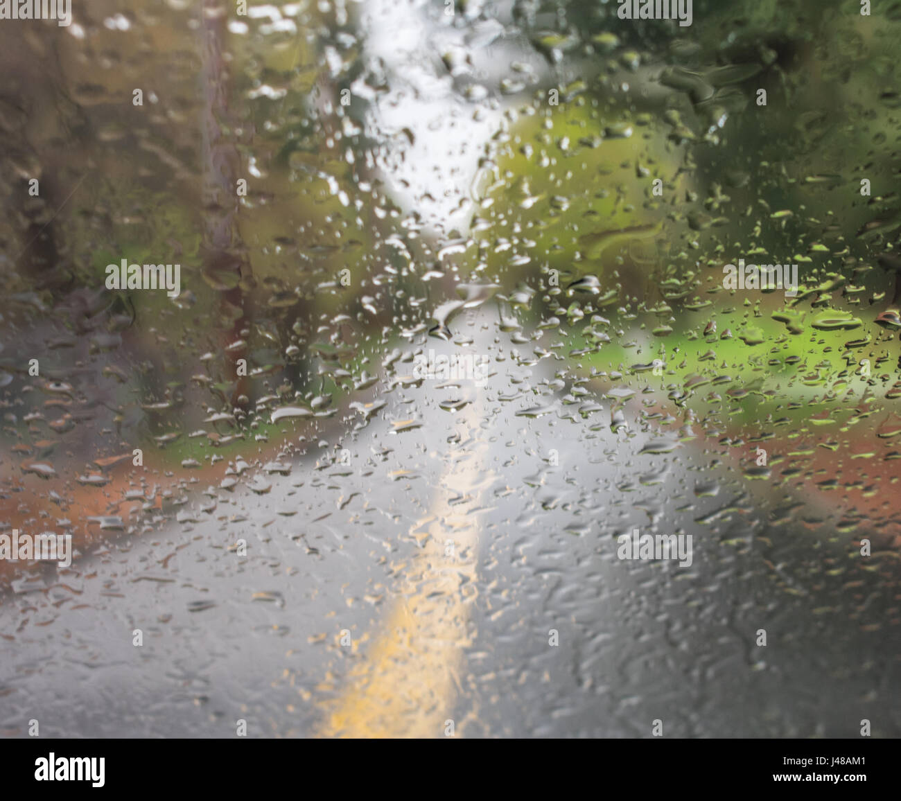 Eine Landstraße durch einen regen spritzt Fenster gesehen, Stockfoto