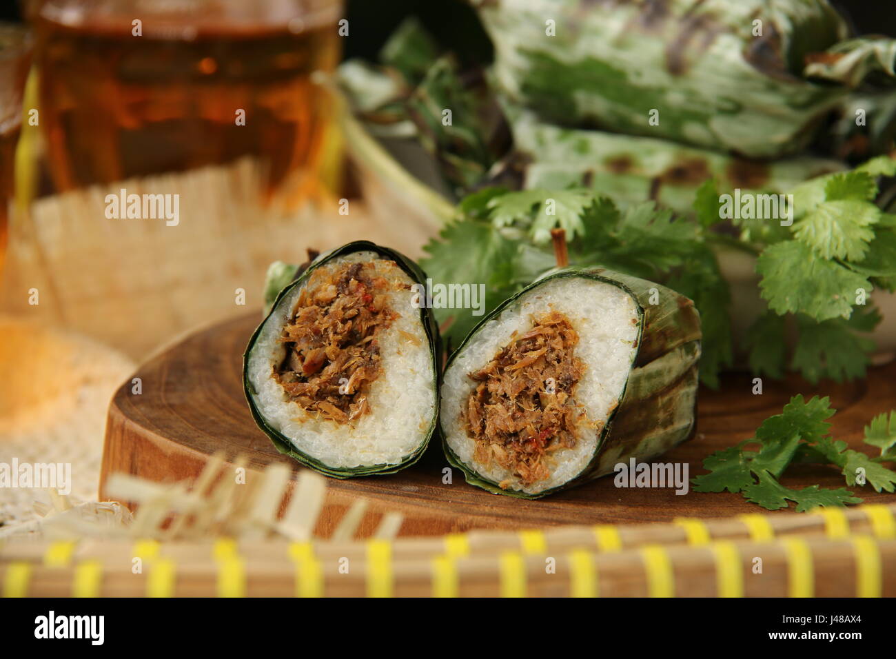 Lalampa, gegrillte Reiskuchen mit geräucherter Makrele von Manado Stockfoto