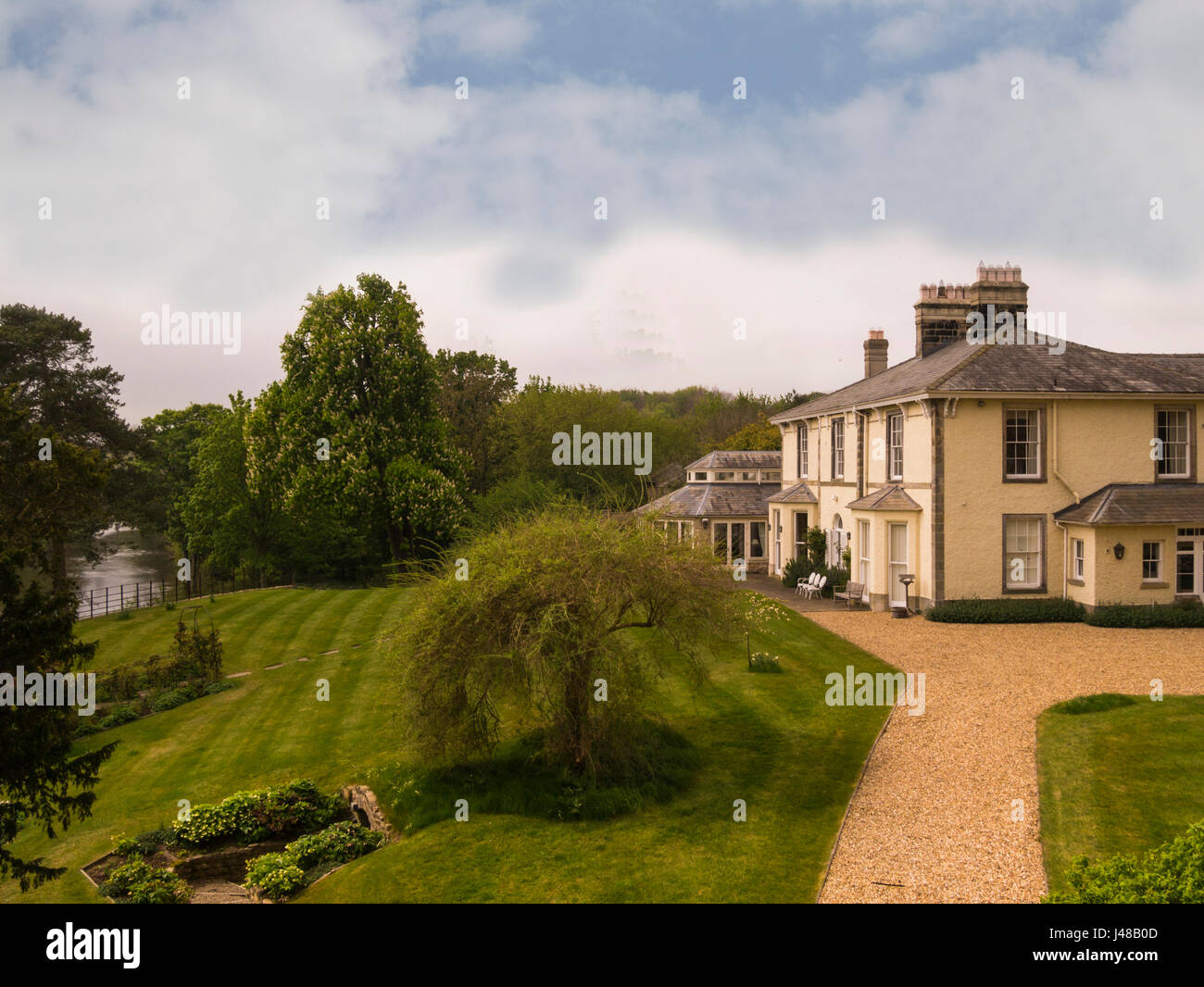 Großes Landhaus mit weitläufigen Gelände bis zum Fluß Ure West Biegert North Yorkshire England UK teures Landhaus Stockfoto