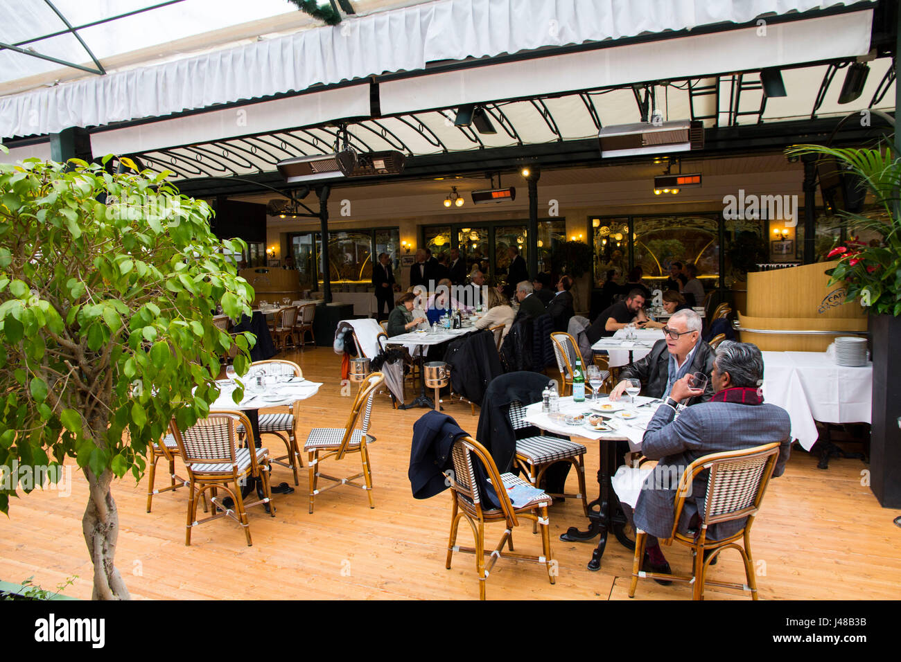 Speisen auf der Terrasse des Café de Paris, direkt neben dem Casino Monte Carlo, Monte Carlo, Monaco. Stockfoto