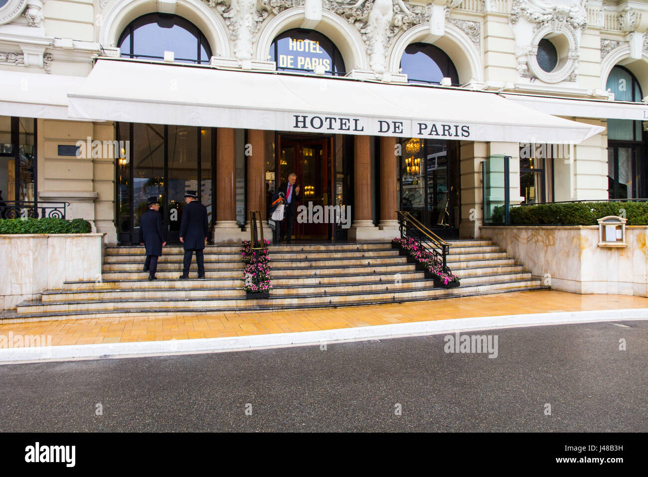 Hotel de Paris Monaco Monte Carlo ist das berühmteste Hotel der Luxusklasse. Das 99-Zimmer Hotel wurde in Filmen empfohlene und rühmt sich mit einem Michelin-Stern ausgezeichnete Restaurants. Stockfoto
