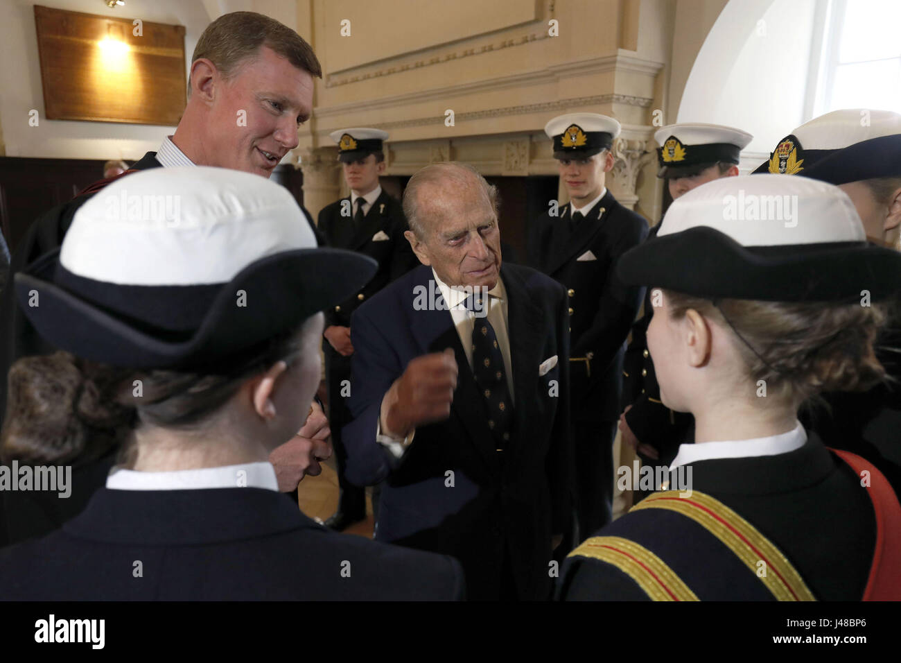 Der Herzog von Edinburgh wird begleitet von Schulleiter, Thomas Garnier während eines Besuchs in Pangbourne College in Berkshire, sein hundertjähriges Bestehen feiern. Stockfoto