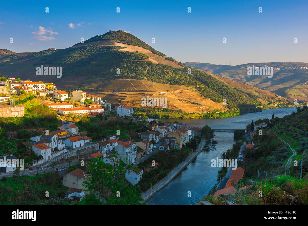 Douro-Tal Portugal, Sonnenuntergang Luftaufnahme von Pinhao, die wichtigen Portwein-Stadt befindet sich in der Douro River Valley, Portugal. Stockfoto