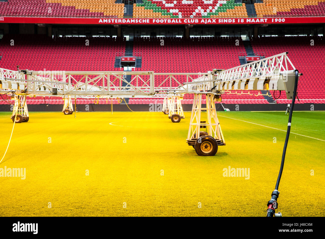 Innenansicht des Amsterdam Ajax Fußballarena. System der Versorgung und Beregnung des Rasens im Stadion Stockfoto