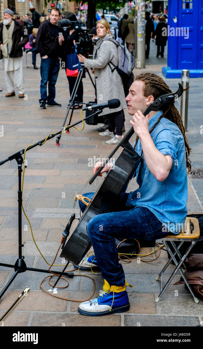 GLASGOW, Schottland 10. Mai 2017: Cellist/Sänger/Songwriter, Paisley geboren CALUM INGRAM als Straßenmusikant, während gefilmt für eine Dokumentation in der Buchanan Street, Stockfoto