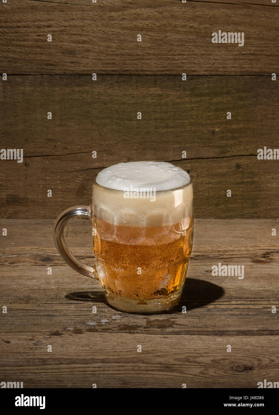 Glas Bier vom Fass und gegrillten Würstchen Stockfoto
