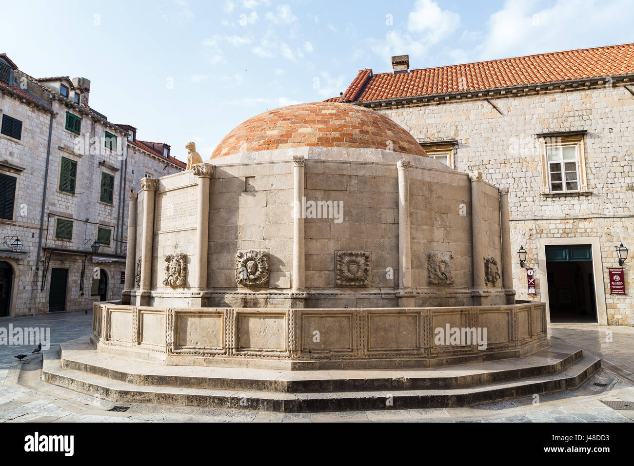 Onofrio größere Brunnen wunderschön restauriert.  Ursprünglich würde es mit kunstvollen Skulpturen dekoriert haben die leider zerstörten d waren Stockfoto